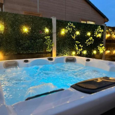 Elder Cabin With Hot Tub ヨーク エクステリア 写真