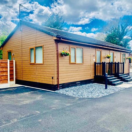 Elder Cabin With Hot Tub ヨーク エクステリア 写真