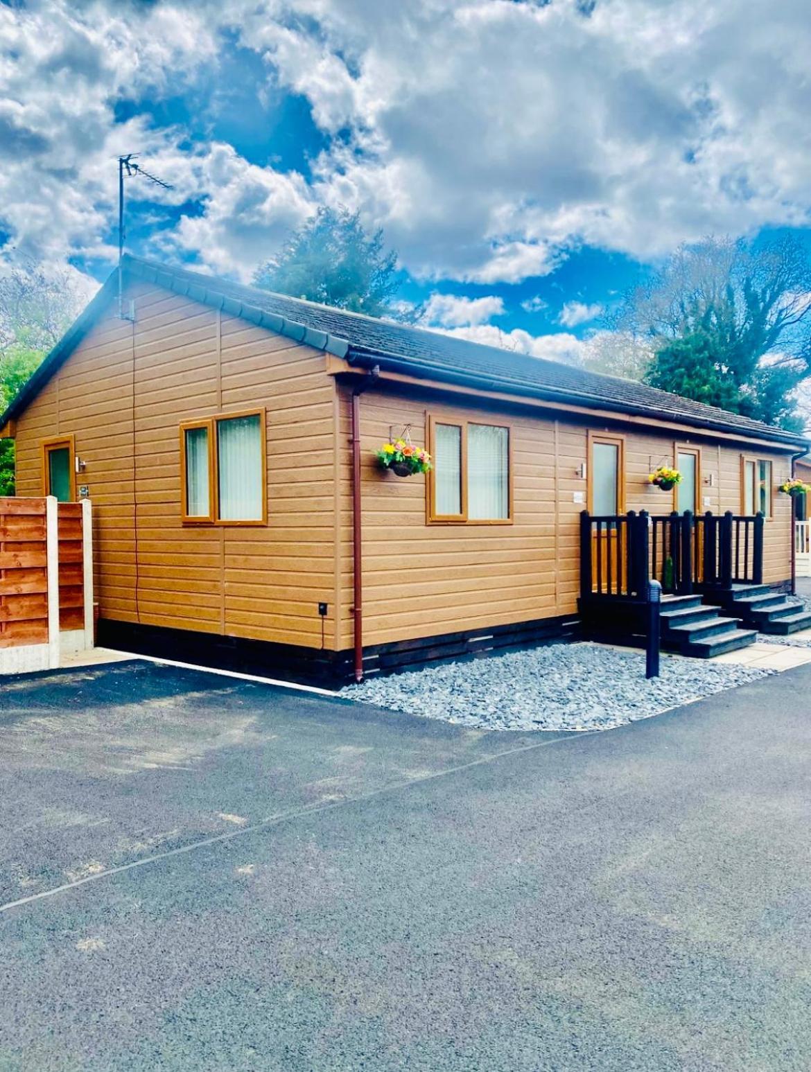 Elder Cabin With Hot Tub ヨーク エクステリア 写真